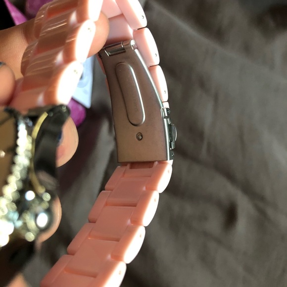 Special Edition Collectors Series DIsney Pink Tinkerbell Watch and Tin - Picture 8 of 12